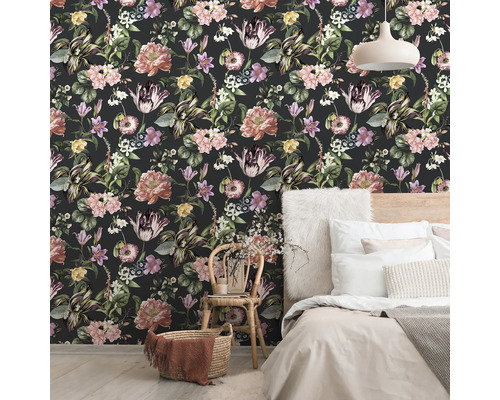 Chambre avec papier peint floral, lit et décorations