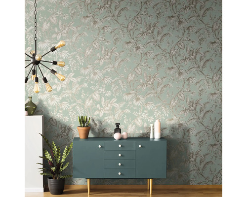 Salon décoratif avec papier peint jungle vert, buffet et plantes d''intérieur