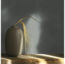 Vase avec épi de blé sur une table en bois