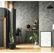 Wohnzimmer mit grauer gemusterter Tapete, Schreibtisch mit Globus, Zimmerpflanzen und Dekor