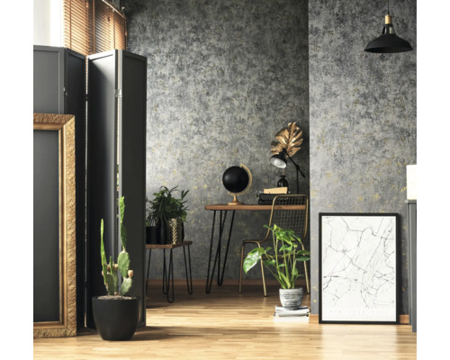 Wohnzimmer mit grauer gemusterter Tapete, Schreibtisch mit Globus, Zimmerpflanzen und Dekor