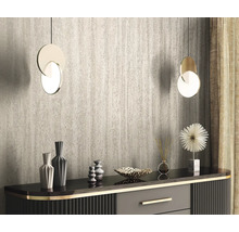 Einrichtungsbeispiel mit zwei Pendelleuchten, Dekorationsvasen und einer gemusterten Tapete.