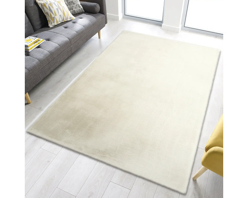 Tapis rectangulaire en fibres synthétiques dans le salon