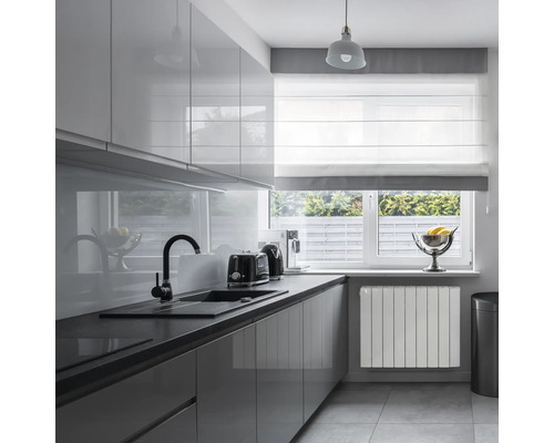 Cuisine moderne avec évier, robinet et radiateur