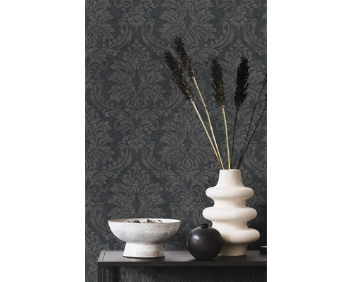 Dekorative Tapete mit floralem Muster hinter Vasen auf einem Tisch