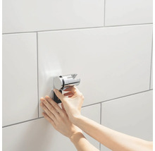 Installation einer Duschkopfhalterung im Badezimmer.