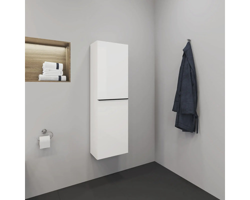 Modernes Badezimmer mit weißem Hängeschrank, Handtüchern und Bademantel