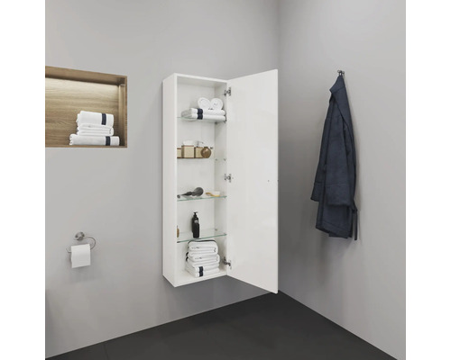 Badezimmer mit weißem Hängeschrank mit Glastablaren, Handtüchern und Pflegeprodukten