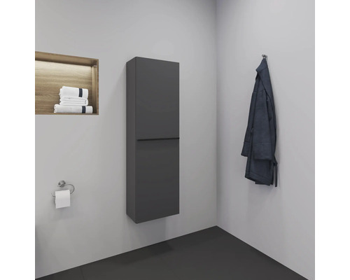 Badezimmer mit Hochschrank, Handtüchern und Bademantel