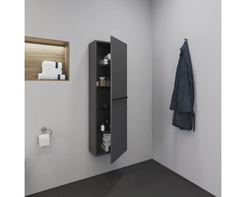 Badezimmer mit Hochschrank, Handtüchern und Bademantel