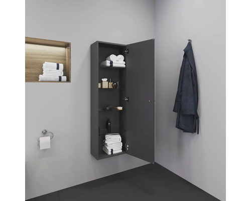 Badezimmer mit offenem, hohem Spiegelschrank zur Wandmontage, inklusive Handtüchern und Bademantel