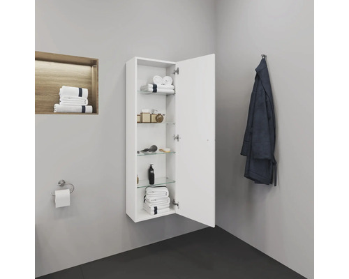 Badezimmer mit weißem Hängeschrank mit Glasböden, Handtüchern, Bademantel und Pflegeprodukten