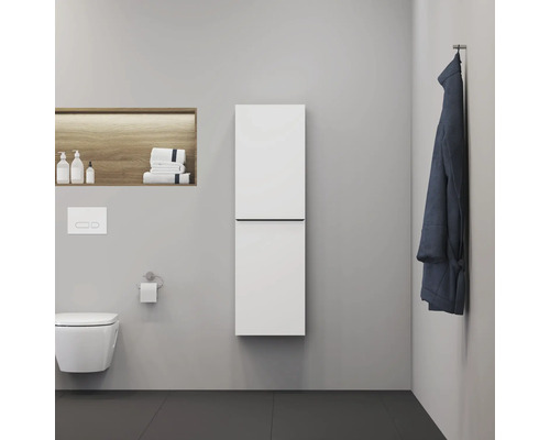 Modernes Badezimmer mit Toilette, Hängeschrank und Bademantel