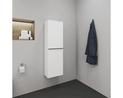 Modernes Badezimmer mit weißem Hängeschrank, Handtüchern und Bademantel