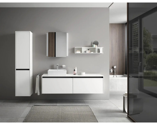 Salle de bains moderne avec lavabo, armoire de toilette et armoire haute en blanc