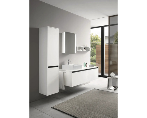 Salle de bain lumineuse avec lavabo, armoire de toilette, armoire haute et design moderne