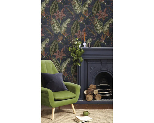 Salon avec papier peint à fleurs, fauteuil, cheminée et décorations