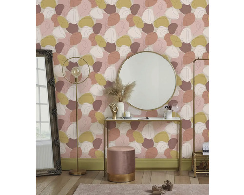 Dekoratives Schlafzimmer mit Tapete, Spiegel und Schminktisch