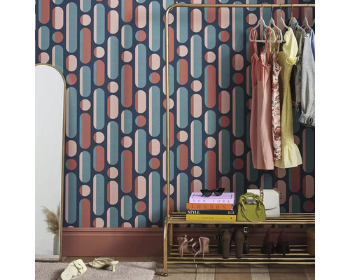 Dekoratives Zimmer mit Tapete mit geometrischen Formen, Kleiderstange und Spiegel