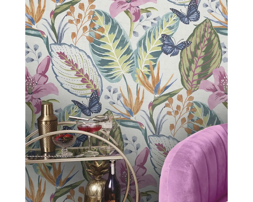 Innenraum mit floraler Tapete, Cocktailwagen und lilafarbenem Sessel