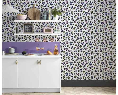 Küchenszene mit Tapete im Leopardenmuster, weißen Schränken und Regalen