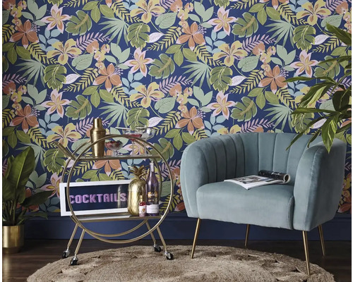 Salon avec papier peint à fleurs, fauteuil et chariot de bar