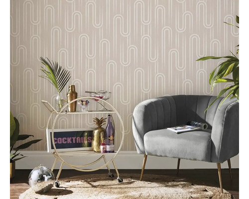 Salon avec fauteuil, chariot de service et papier peint à motifs