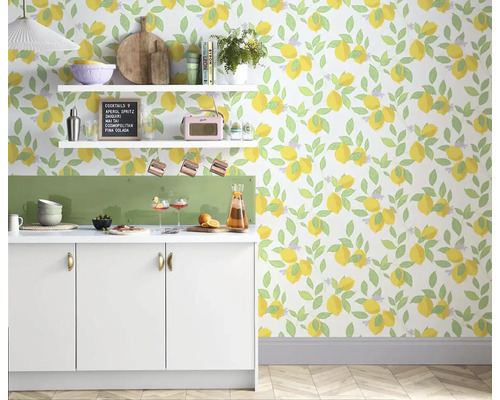 Cuisine lumineuse avec un comptoir blanc, des étagères et un papier peint à motif de citron pour une atmosphère fraîche