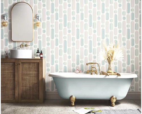 Salle de bain avec baignoire, lavabo et papier peint à motifs géométriques