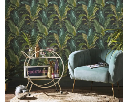 Vue d''une pièce avec papier peint jungle, fauteuil et bar roulant