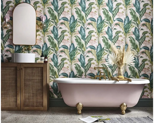 Badezimmer mit Badewanne, Waschtisch und Tapete mit Pflanzenmuster