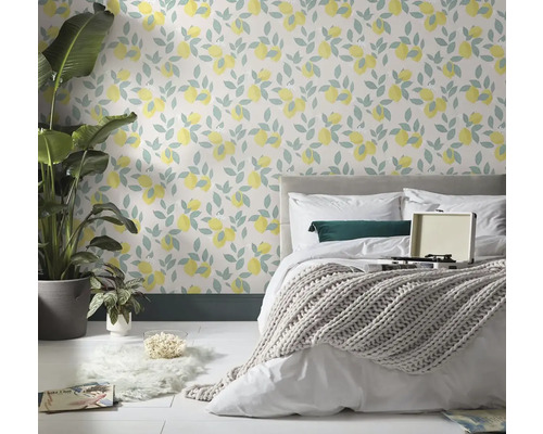 Schlafzimmer mit Zitrone-Motivtapete, Bett und Zimmerpflanzen für eine helle Atmosphäre.