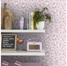 Étagère avec objets de décoration et papier peint à motif léopard