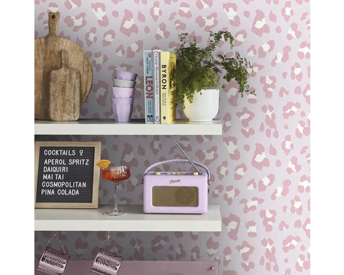 Regal mit Dekoartikeln und leopard gemusterter Tapete