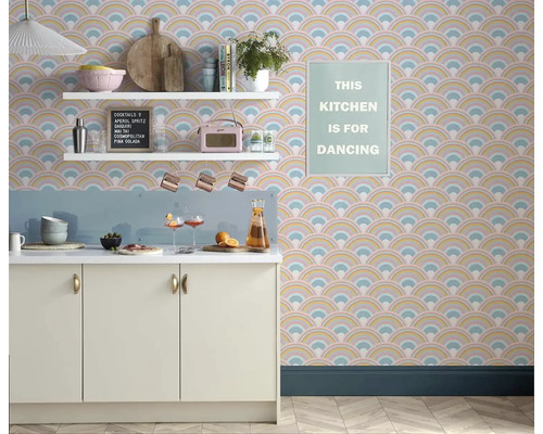 Helle Küche mit gemusterter Tapete, weißen Regalen und Küchenutensilien