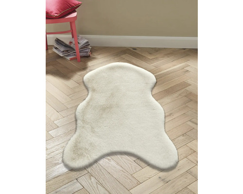 Heller Schaffellteppich auf Holzboden