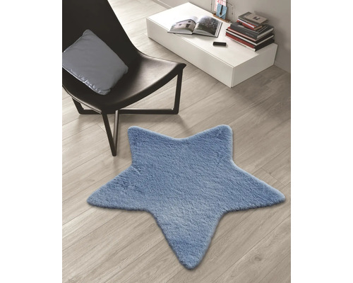 Tapis en forme d''étoile dans une pièce avec une chaise et une table