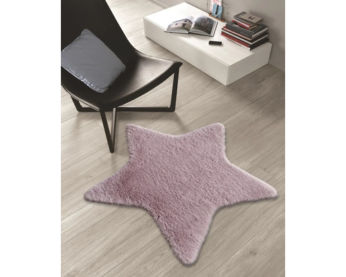 Tapis en forme d''étoile sur un plancher en bois à côté d''une chaise et d''une table.
