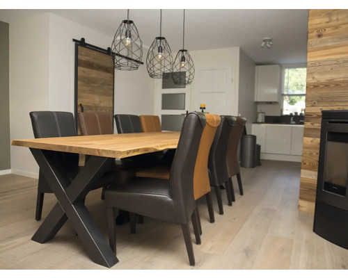 Salle à manger avec table en bois, piètement en métal, chaises et suspensions