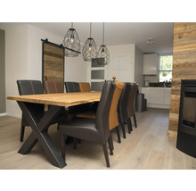 Salle à manger avec table à manger en bois, chaises et suspensions