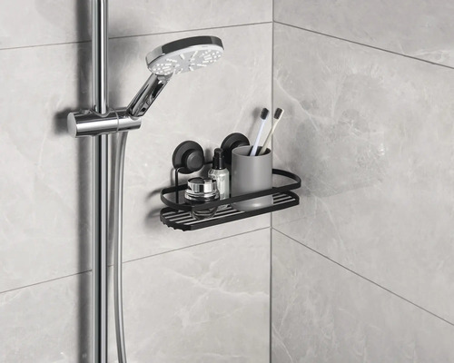 Duschkopf und Duschregal mit Badutensilien im Badezimmer