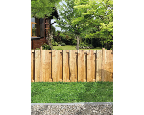 Clôture en bois dans le jardin