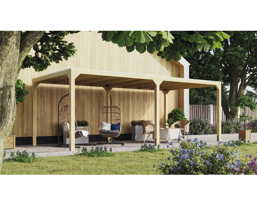 Pergola en bois avec fauteuil suspendu et coin salon dans le jardin.