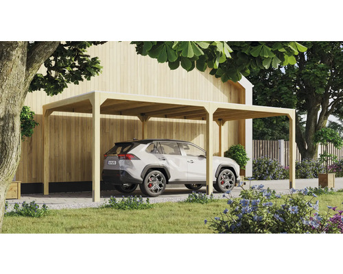 Une voiture est garée sous un carport en bois à côté d''une maison.