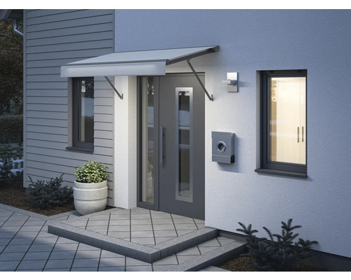 Vue extérieure d''une maison avec auvent, porte d''entrée, boîte aux lettres et éclairage