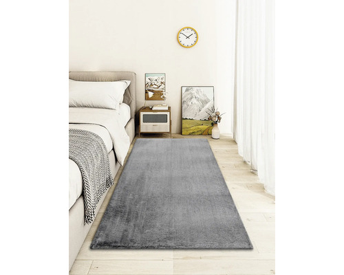 Grauer Teppich im Schlafzimmer mit Bett und Nachttisch