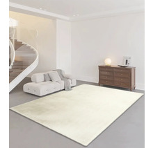 Salon lumineux avec canapé, commode et tapis rectangulaire