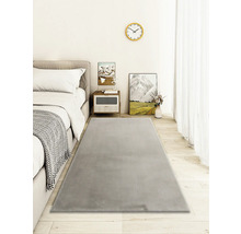 Tapis gris dans chambre avec lit et table de chevet