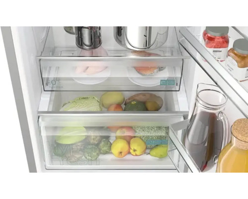 Innenansicht eines Kühlschranks mit verschiedenen Lebensmitteln in den Schubladen