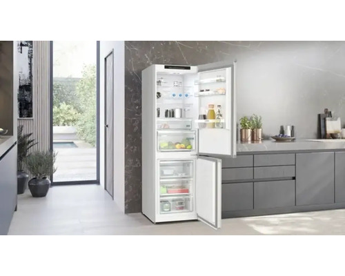 Offener Kühlschrank mit Gefrierfach in moderner Küche